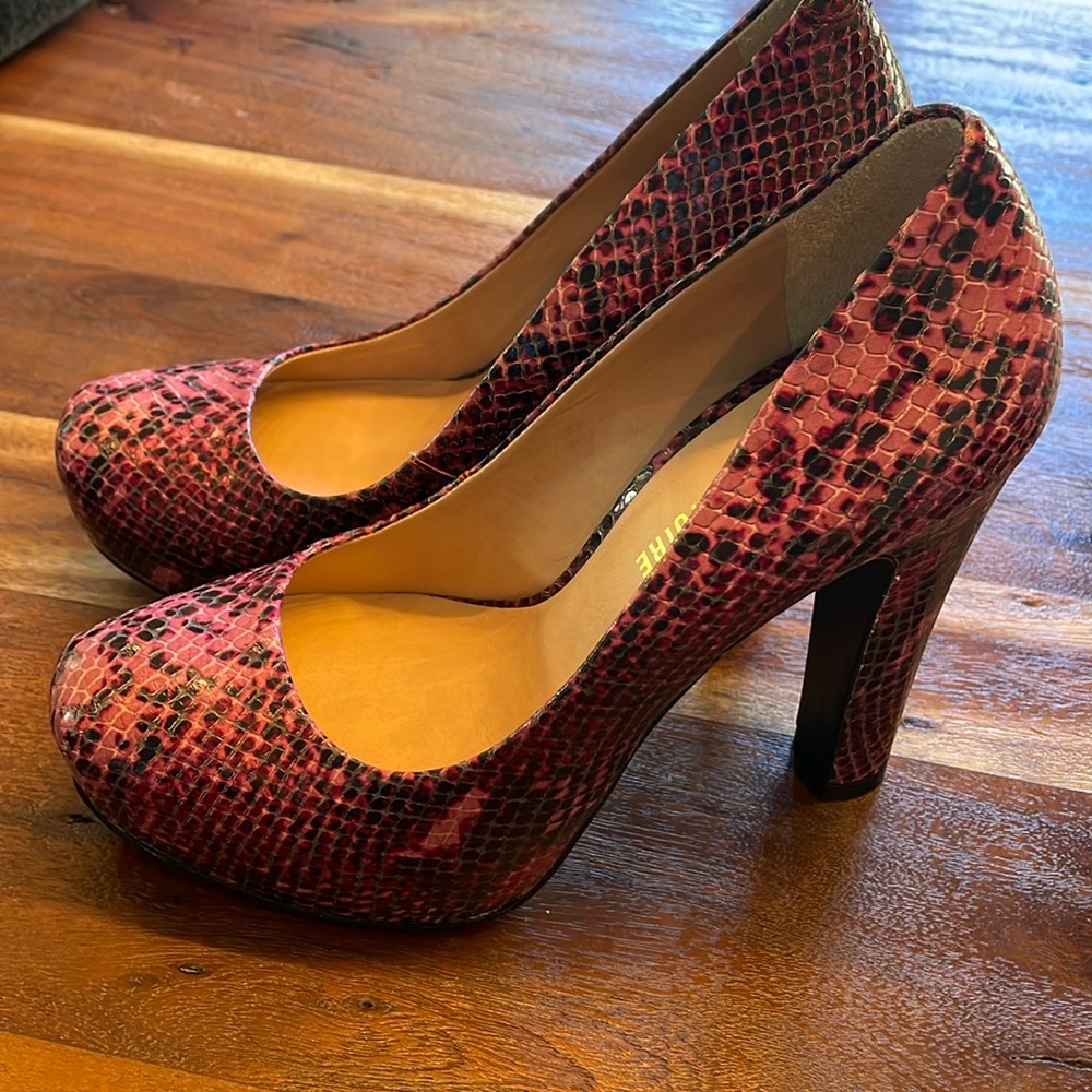 Pour La Victoire heels size 7, never worn.